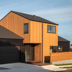Twin Peaks Beach House - New Plymouth Holiday Home