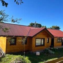 Casa y cabaña vista a las sierras