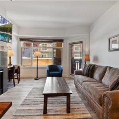 Sundial condo in the heart of Canyons Village, patio, outdoor pool, walk to hiking & biking C107
