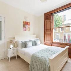 Charming 3BD Flat - 5 Minutes to Victoria Park