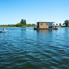 Lovely houseboat in Kinrooi with terrace