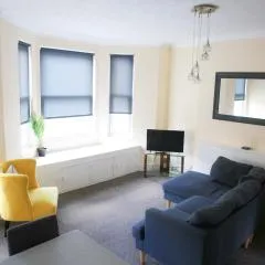 Contemporary 2 Floor Flat with Sea Views!