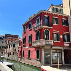 Splendid “True Venice Apartment” overlooking water