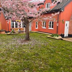 Hound and Human Holiday Cottage - Redgrave, Suffolk