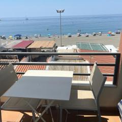 Maravilloso apartamento en primera linea de playa con vistas al mar en Caleta de Vélez 2 C