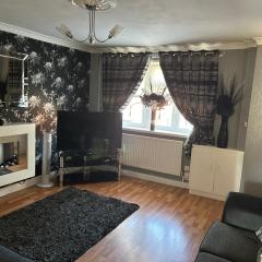 2 bedroom house close to city centre with gated driveway