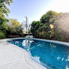 Charming 1 BR Poolside Retreat - Lou2-Bur