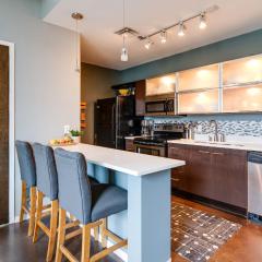 Smart, Stylish Music City Condo - Concierge, Restaurants, Gym, Rooftop Patio, Parking