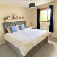 Cozy bedroom in shared accommodation with free parking