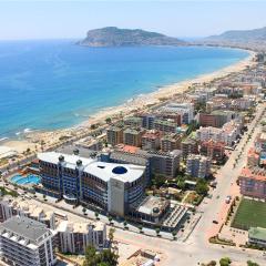 2bd Flat 150m to the Beach