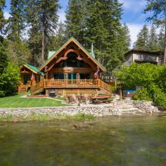 Moosehead Lodge by NW Comfy Cabins