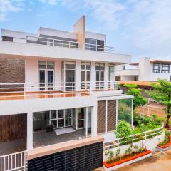 Sierra Skies by StayVista - A mountain-view villa featuring a rooftop swimming pool, Turf, and A gym for an elevated stay