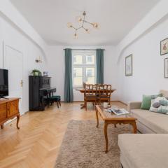 Spacious Retro Apartment in the Center of Cracow by Noclegi Renters