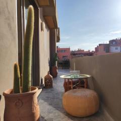 Plein centre Marrakech, grand balcon filant