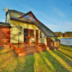 Holiday house by the lake with a fireplace