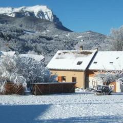 Vue sur embrun lac de serre-ponçon