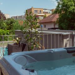 Pool and hot tub - Romantic Hideaway