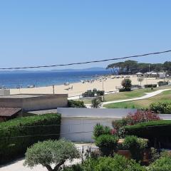 à moins de 100 m de la plage à pied