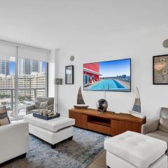 Stunning Waterfront Condo Beach Access Pool Gym