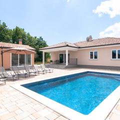 Villa Fortuna - spatious villa for 8 guests with pool and garden, Ferienhaus Istrien