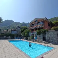 Appartamento IL GELSOMINO con giardino e piscina