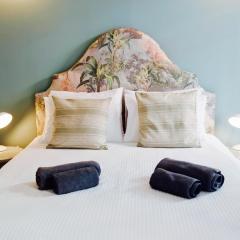 Her Majesty at Liberdade Avenue CR1E