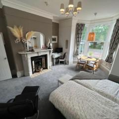2 Bed ground floor apartment, sleeps 4 with free parking