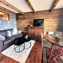 Appartement rénové avec balcon, au pied des pistes, piscine chauffée, proche télésiège et commerces - FR-1-267-258