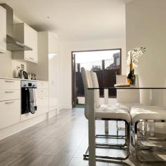 Spacious 3 bed 3 bath Duplex Apartment - 18 mins from Central London - Sleeps 8