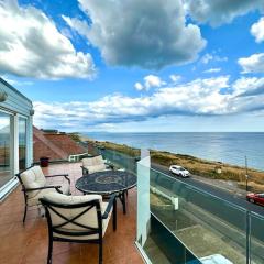 Incredible Panoramic Sea View Studio Sleeps 3 People! - Free Parking - The Best Beach! - Great Location - Fast WiFi - Smart TV - Newly decorated - sleeps up to 3! Close to Bournemouth & Poole Town Centre & Sandbanks