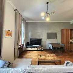 Spacious Apartment 6min from the Dancing House