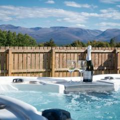 Snowmass Lodge - hot tub in Aviemore