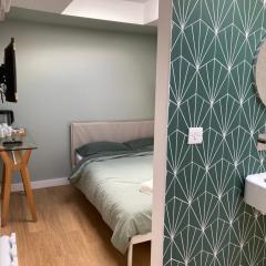 Central ensuite guest unit with free parking