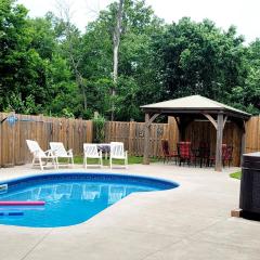 Niagara Falls Villa with Private pool, hottub, water view and Breakfast