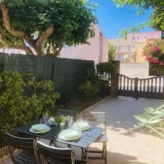 Maisonnette climatisée refaite à neuf avec parking à 300m de la plage