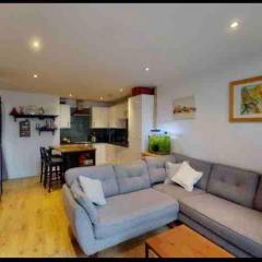 Modern 2bed 2bath in Leith