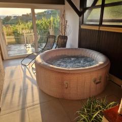 Vineyard Holidays Cottage with Jacuzzi