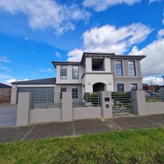 Stylish House in Geelong for Large Family or Group