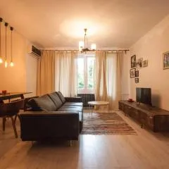 Retro MidTown Apartment