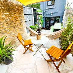 Modern flat with KING bed, garden & outdoor dining