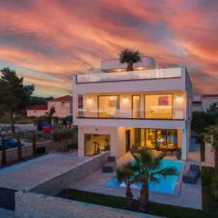 Villa Four Seasons Seaside B with heated pool and jacuzzi, Zadar