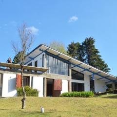 Casa de arquiteto com vista, jardim e lareira