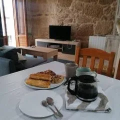 Casa de piedra céntrica.