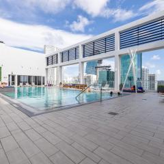 Cozy Downtown Pad- Luxe Rooftop pool gym and more