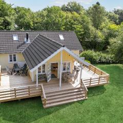 Nice Home In Hjby With 3 Bedrooms And Wifi