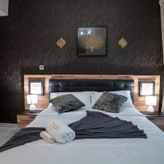 Darkwood Haven - Luxe 2BR Duplex Stay in Oasis, Near Masdar City