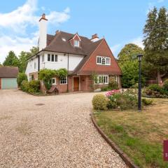 Farnborough - Grand 4 Bed Home