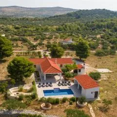 Luxury Villa Nature with heated private pool, sauna & fire pit, a short walk to the beach