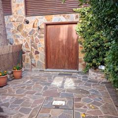 Pequeño adosado de montaña con terraza