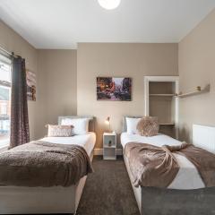 3 bedroom Shalom Sleeps 5 - Ideally Located in Hull- 2 Mins walk to Vibrant Newland Ave